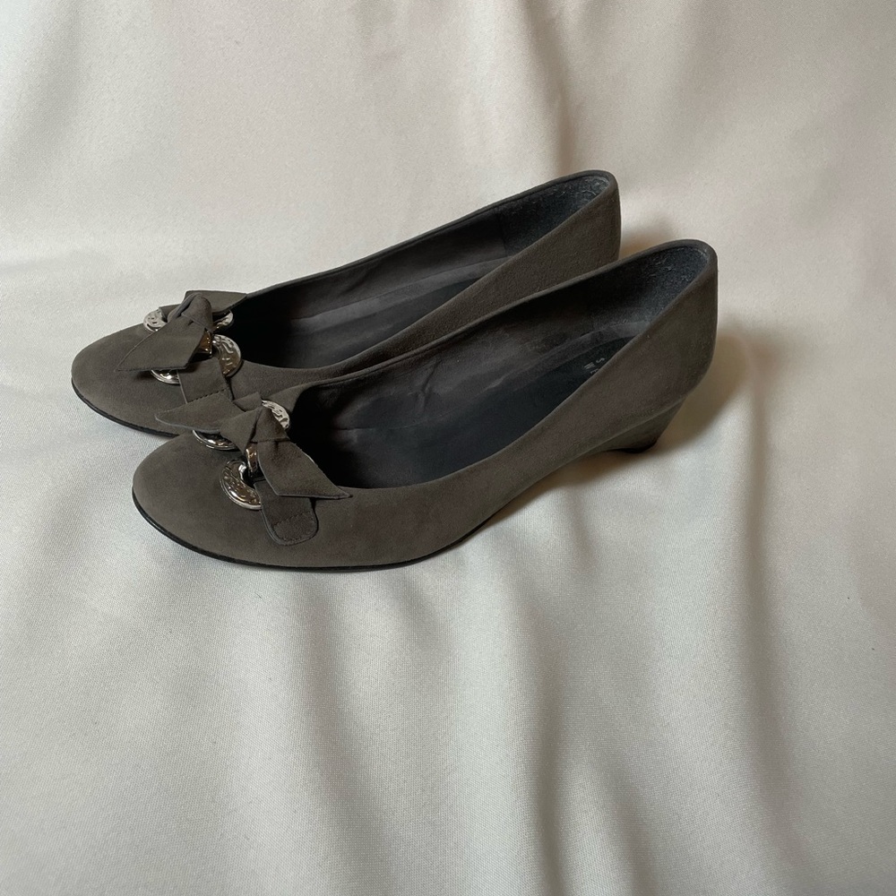 ποΈ Stuart Weitzman Gray Suede Flats β Womenβs Size 9 ποΈ - Picture 2 of 4